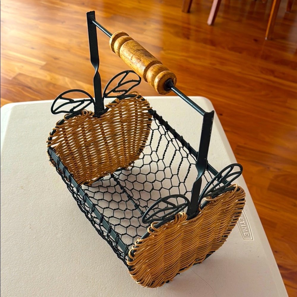 Vintage Green Metal Wire Wicker Apple Egg Basket Farmhouse w Wood Handle Produce